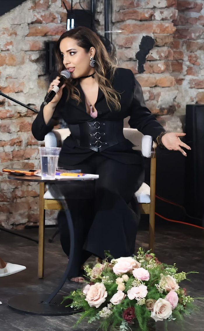 Majo Salinas hablando con micrófono en evento